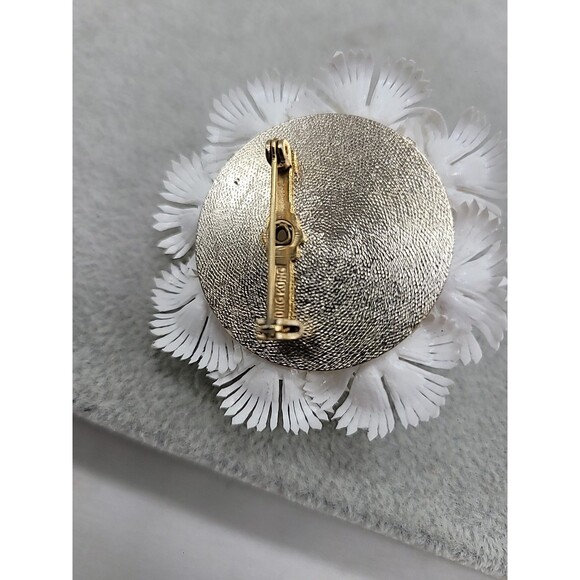 Vintage Daisy Cluster Brooch White Yellow Plastic Bead Domed Flower Hong Kong 2" - Picture 9 of 9